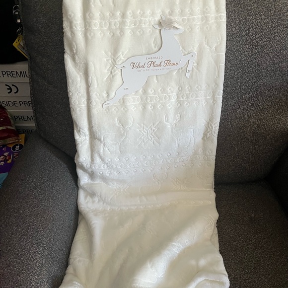 Dream Suite velvet throw blanket NEW white color. Perfect condition 50x70 - Picture 4 of 6